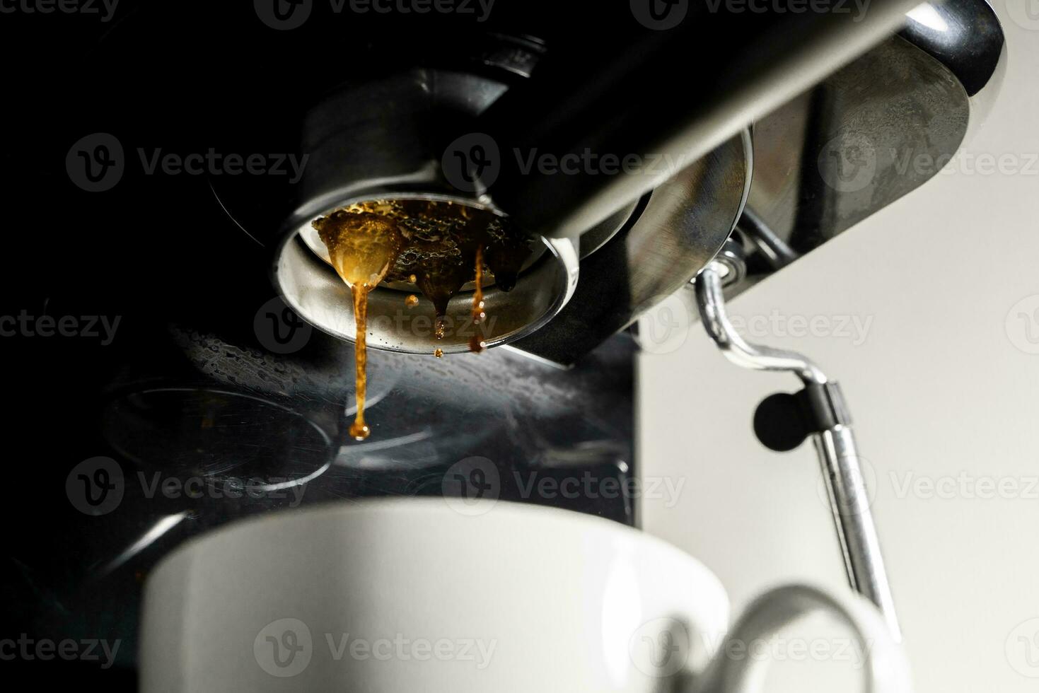 Nahansicht von Espresso Gießen von ein Kaffee Maschine, Innerhalb das Haus, Nahansicht von Espresso Gießen von ein Kaffee Maschine, Innerhalb das Haus foto