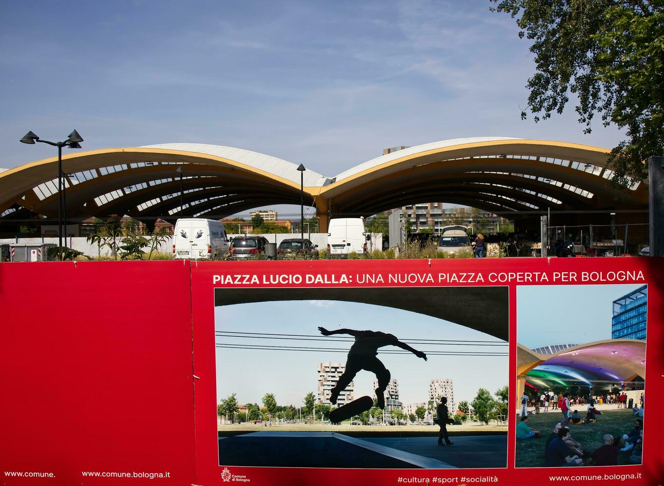 Bologna, Italien, kann 7, 2023 Piazza lucio Dalla, ein Neu bedeckt Platz zum Bologna foto