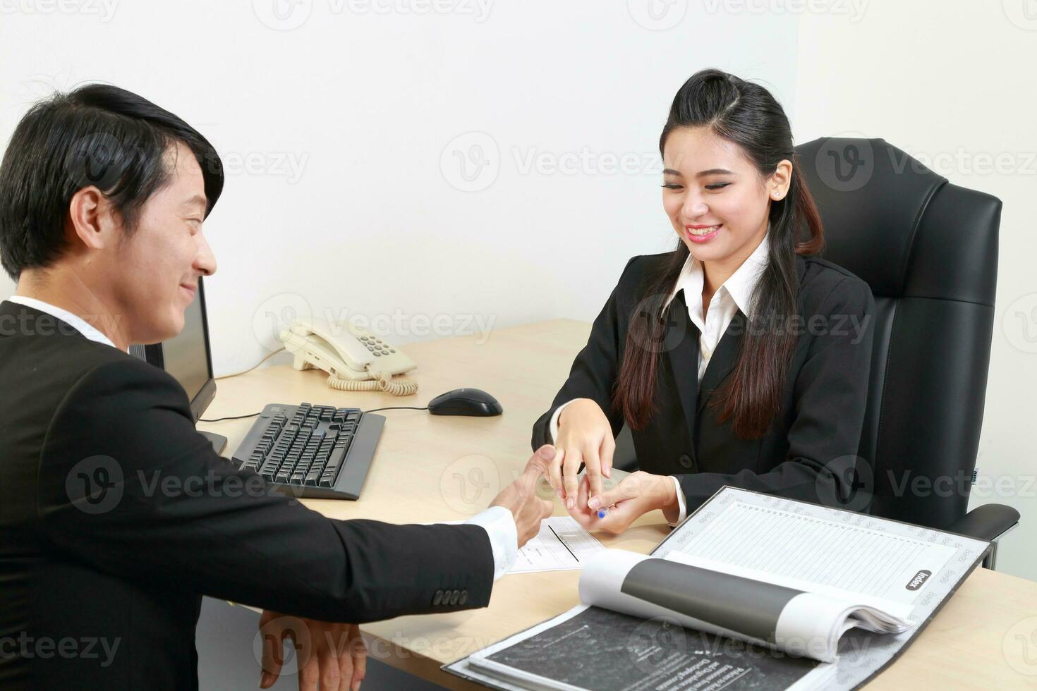 jung asiatisch Mann Frau tragen Geschäft Büro passen Stuhl Tabelle Computer Weiß Hintergrund foto