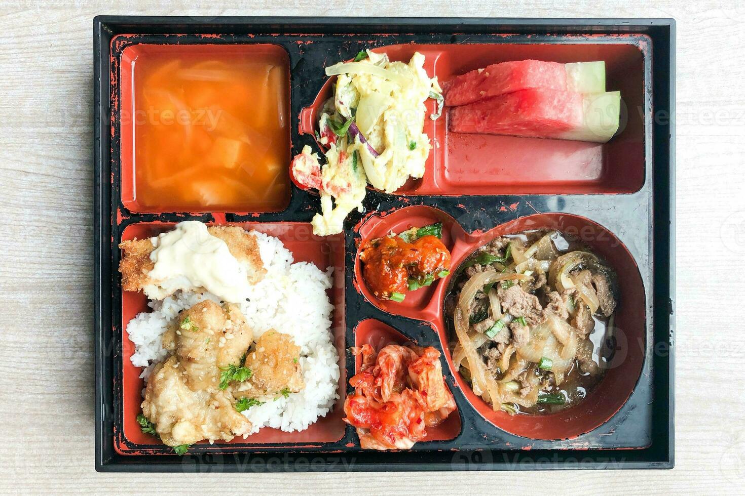 Koreanisch Bento Mittagessen Box Reis Hähnchen Ei Rindfleisch Kimchi Suppe Wassermelone foto