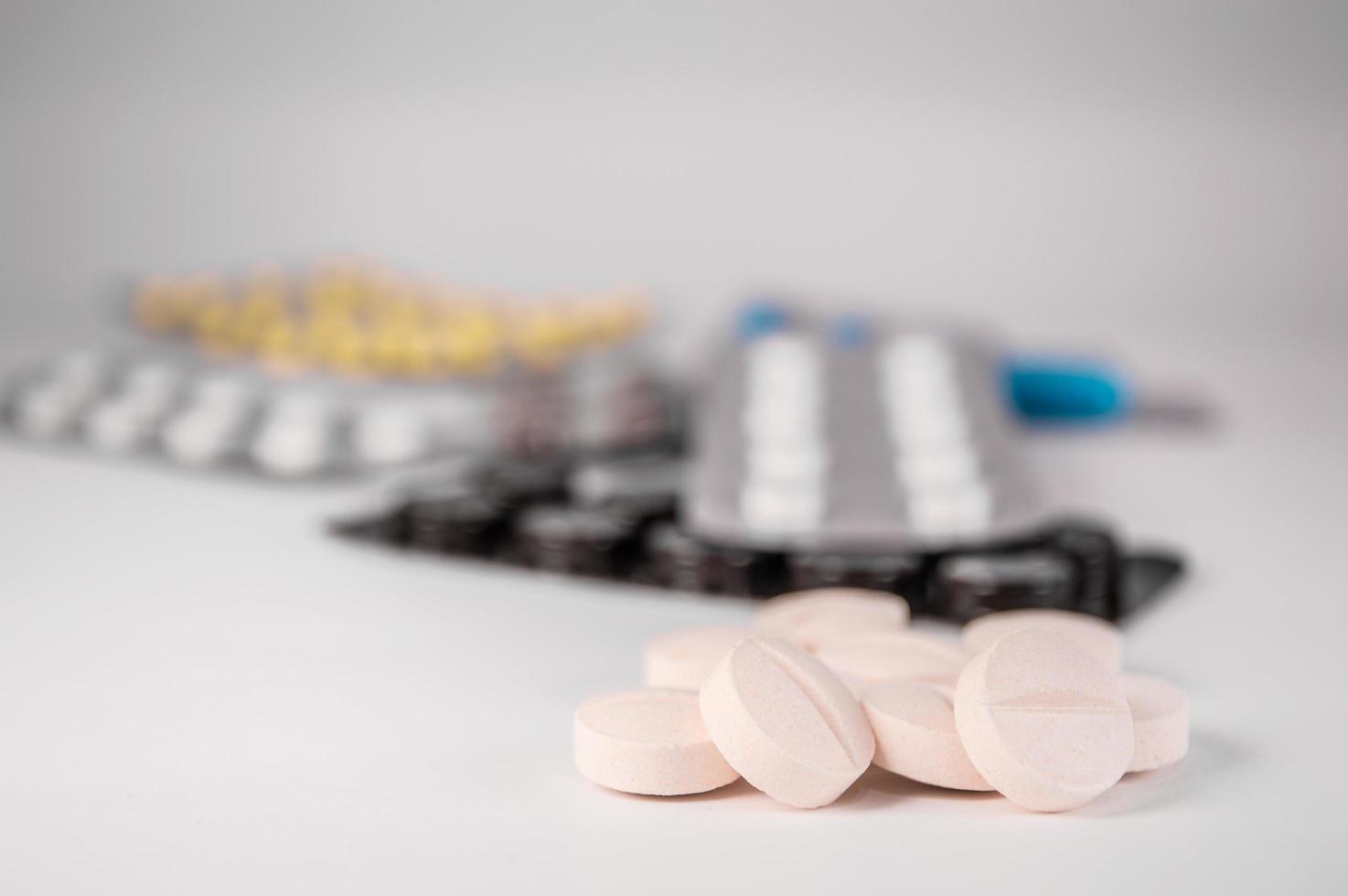 weiße medizinische Pillen und Tabletten mit Flasche foto