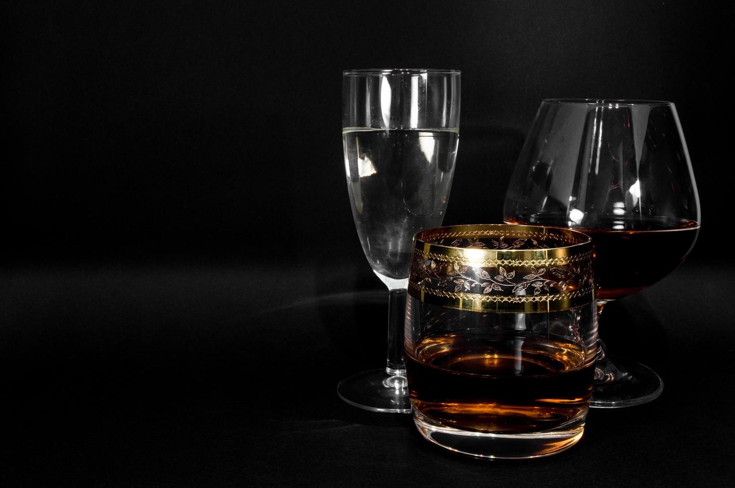 Gläser mit verschiedenen Getränken Brandy Whisky Champagner oder Bourbon foto