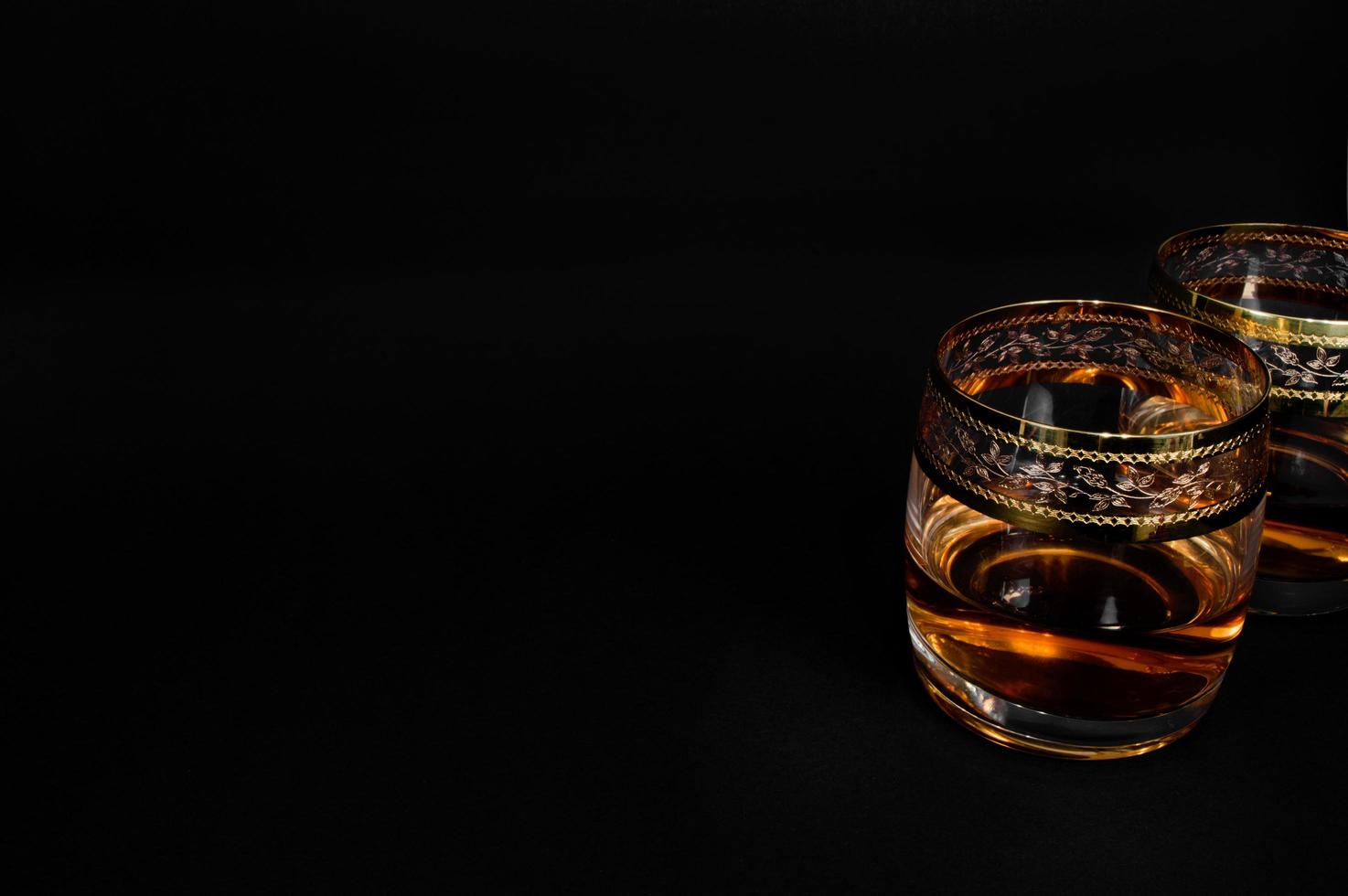 Glas dunkelroter Whisky Brandy oder Bourbon foto