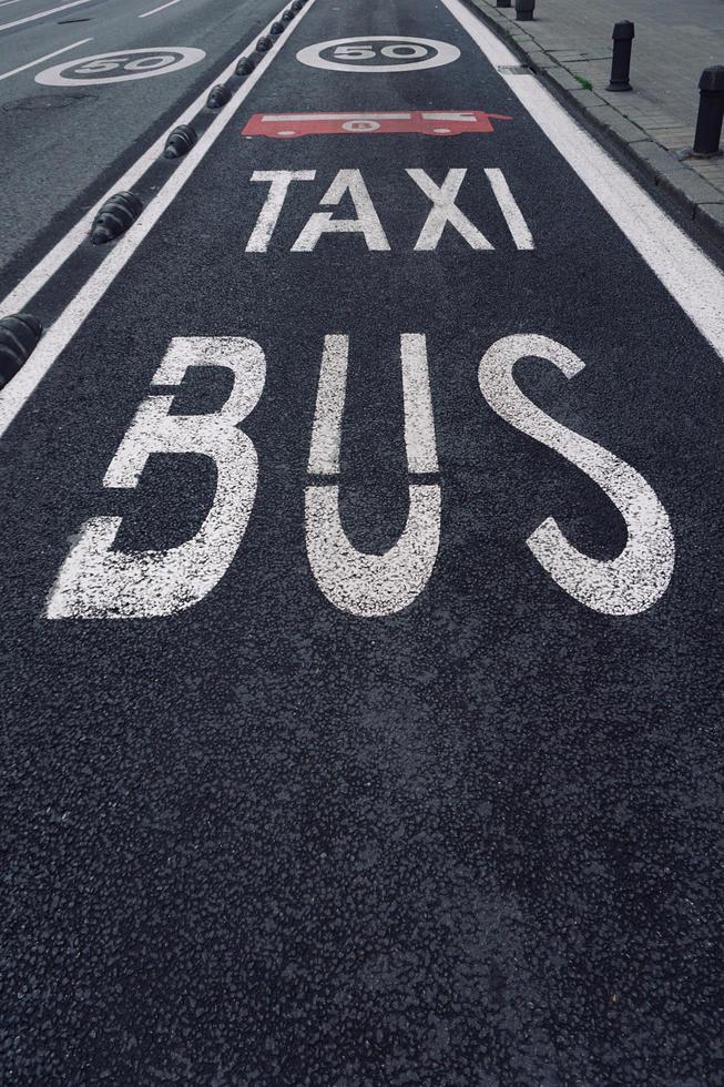 Taxistand und Bushaltestelle Verkehrssignal auf der Straße foto