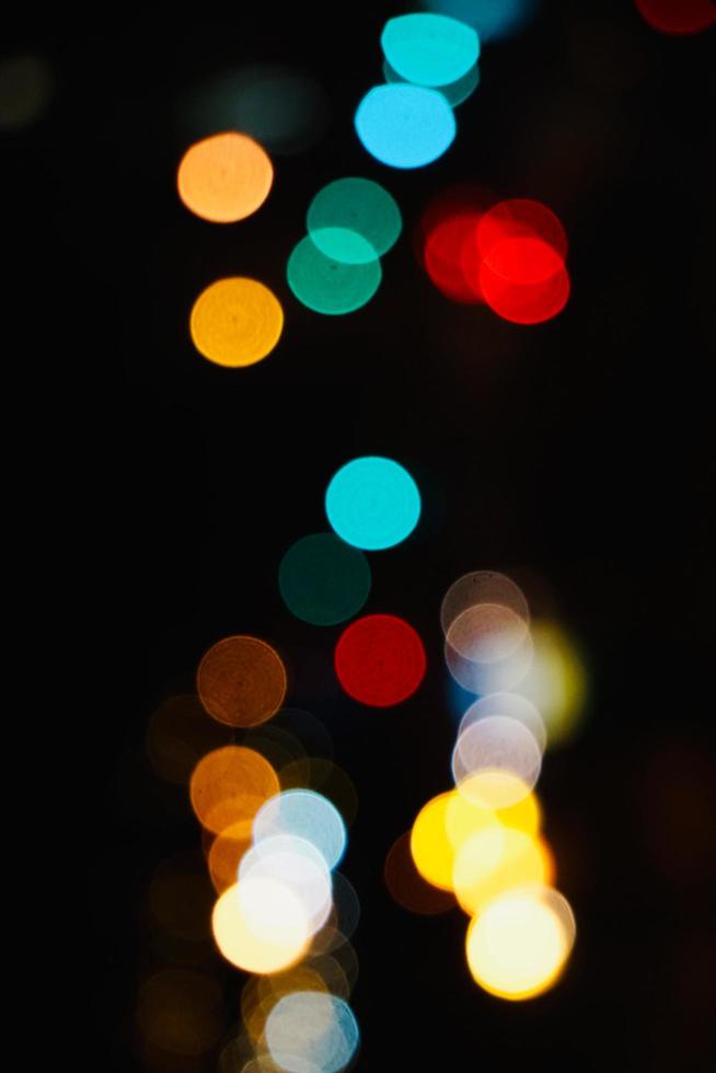 Bokeh bunte Straßenlaternen in der Nacht in der Stadt foto