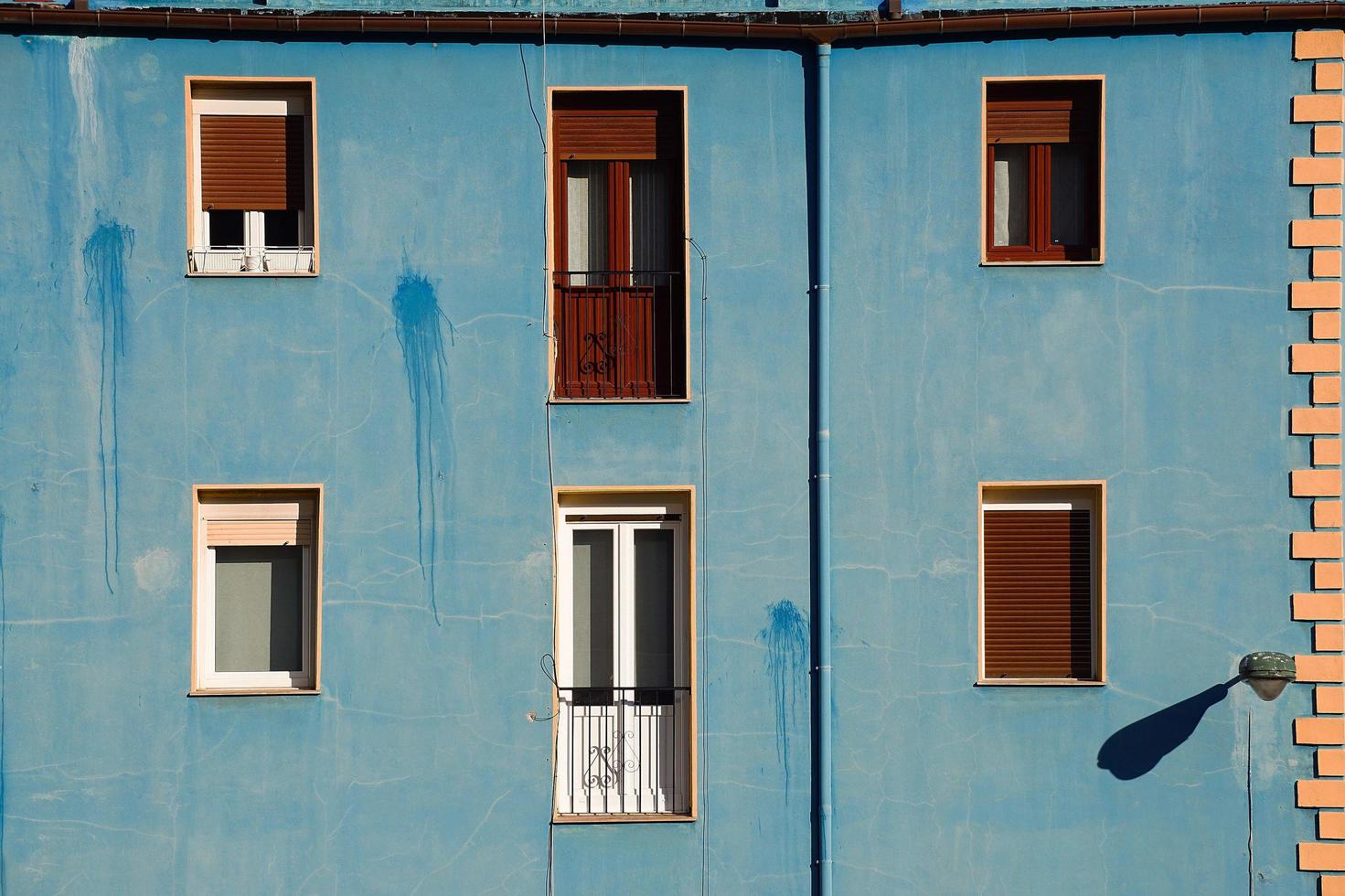 Fenster an der blauen Fassade des Hauses foto