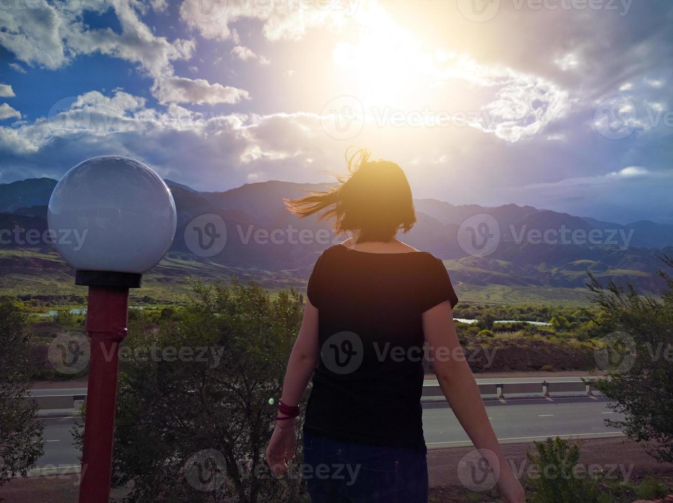 Frau auf dem Hintergrund der Berge foto