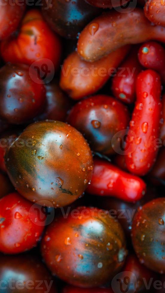 vertikaler roter Tomatenhintergrund foto