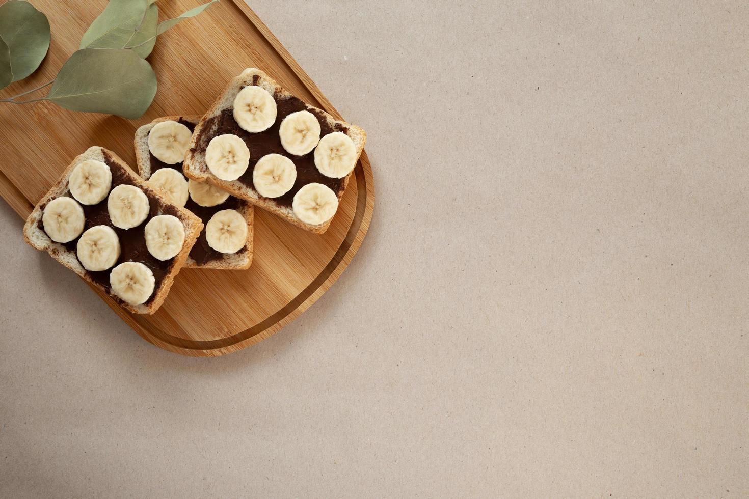 drei mit Schokoladenbutter bestrichene Bananen-Weißbrot-Toasts foto