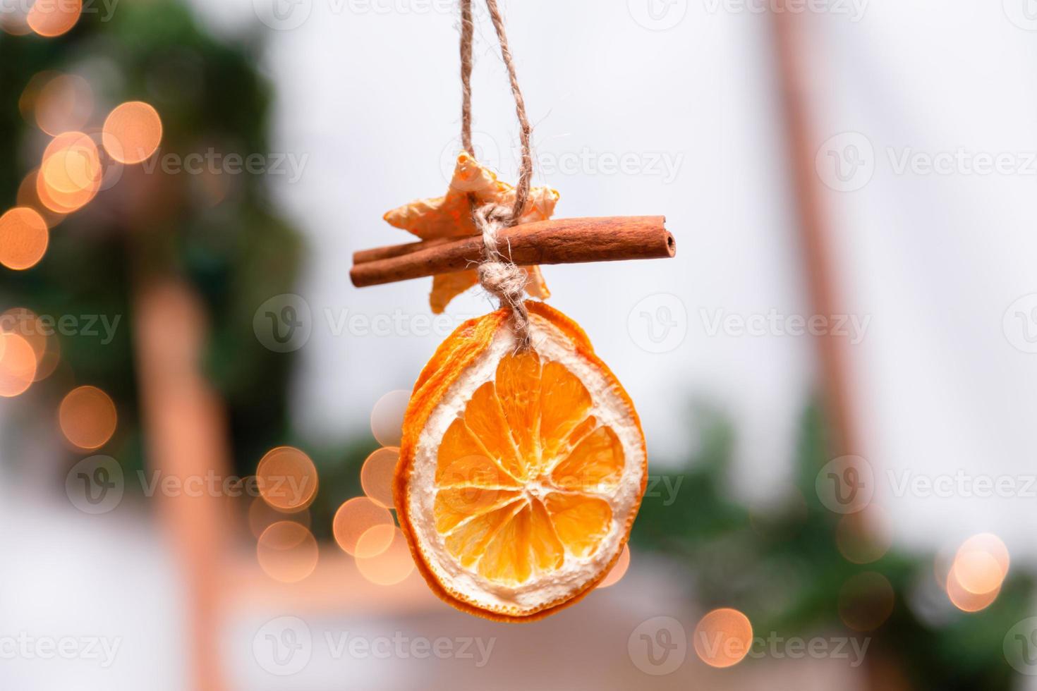 hängende Weihnachtsdekoration von getrockneten Orangen foto