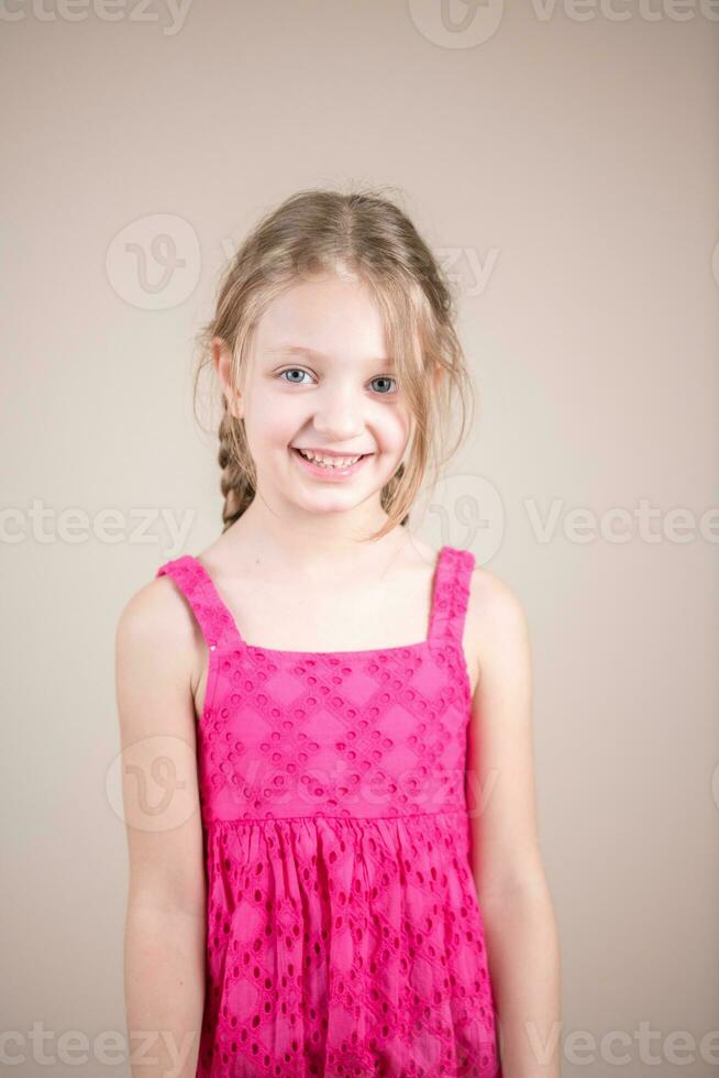 Porträt von ein süß wenig Mädchen halten ein Bild rahmen. Studio Schuss foto
