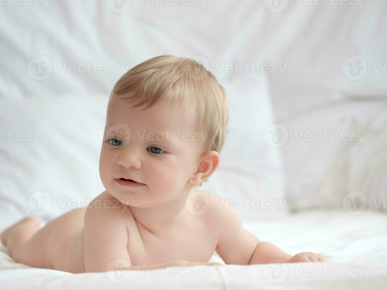 blond süß Baby Lügen auf Bett foto