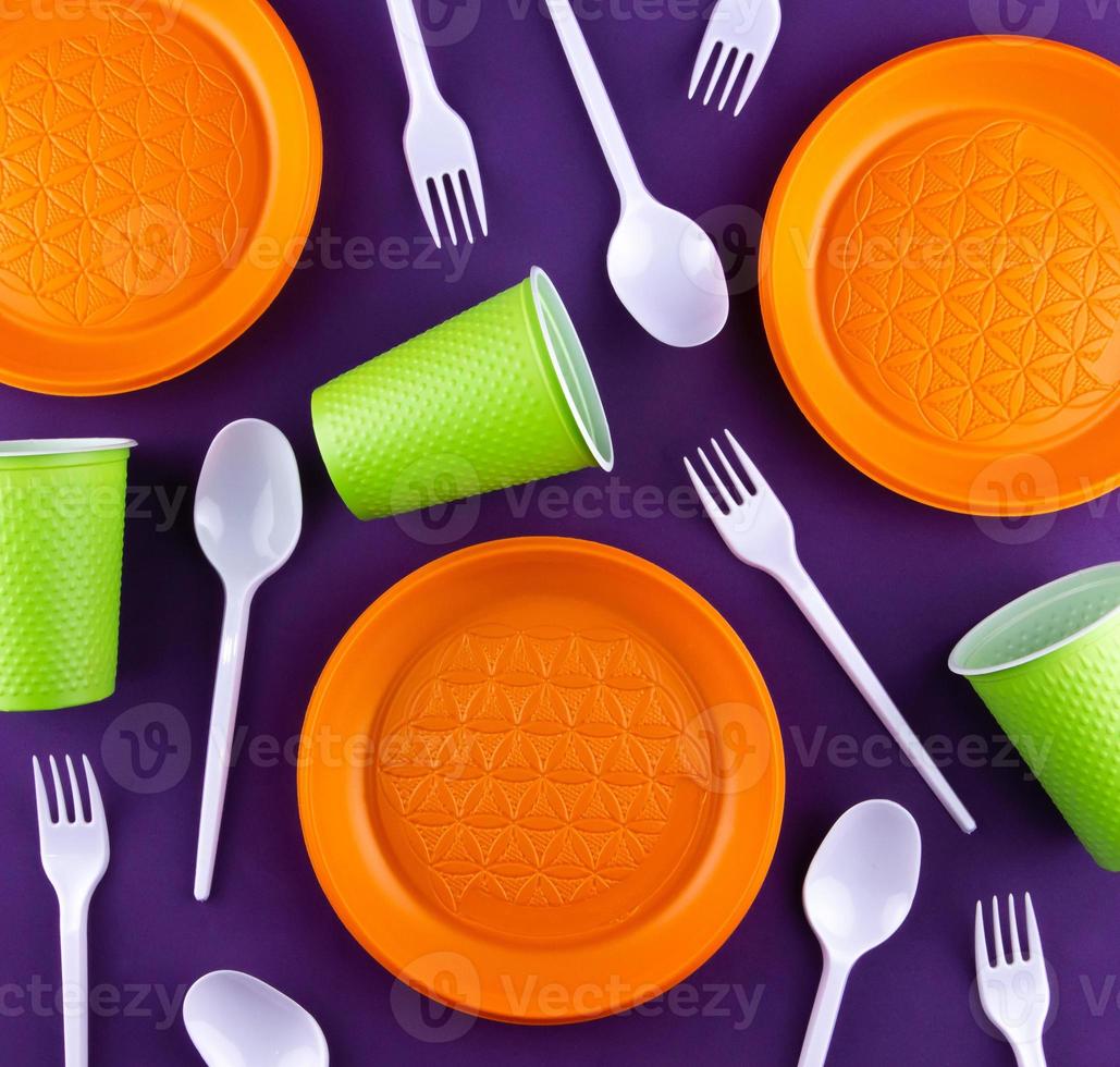 Kunststoff orange grüne Abfallsammlung auf lila Hintergrund foto
