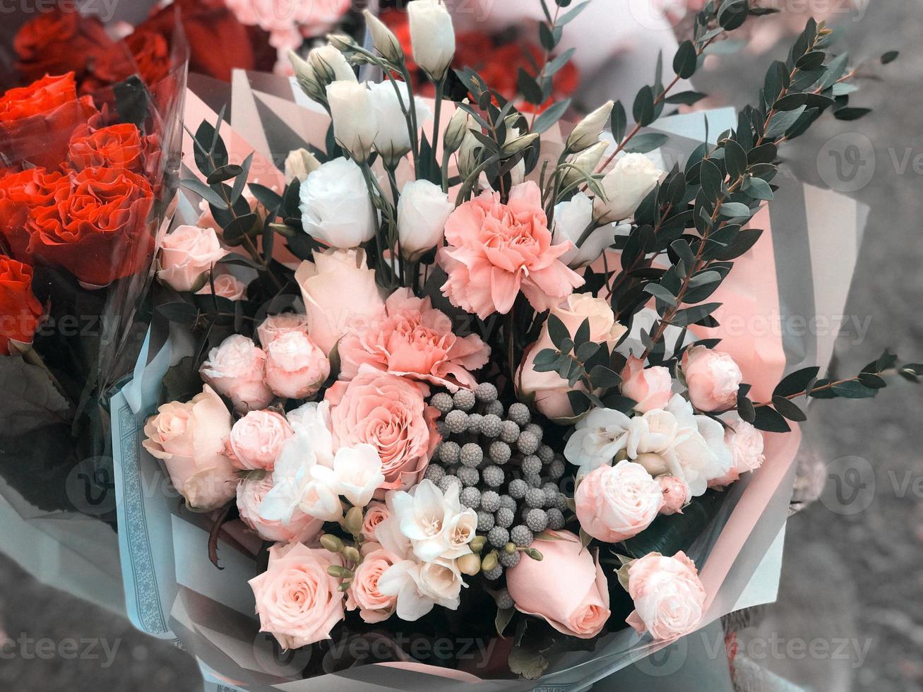 schöner Hochzeitsbrautstrauß im rustikalen Stil mit Rosen und Zierpflanzen foto