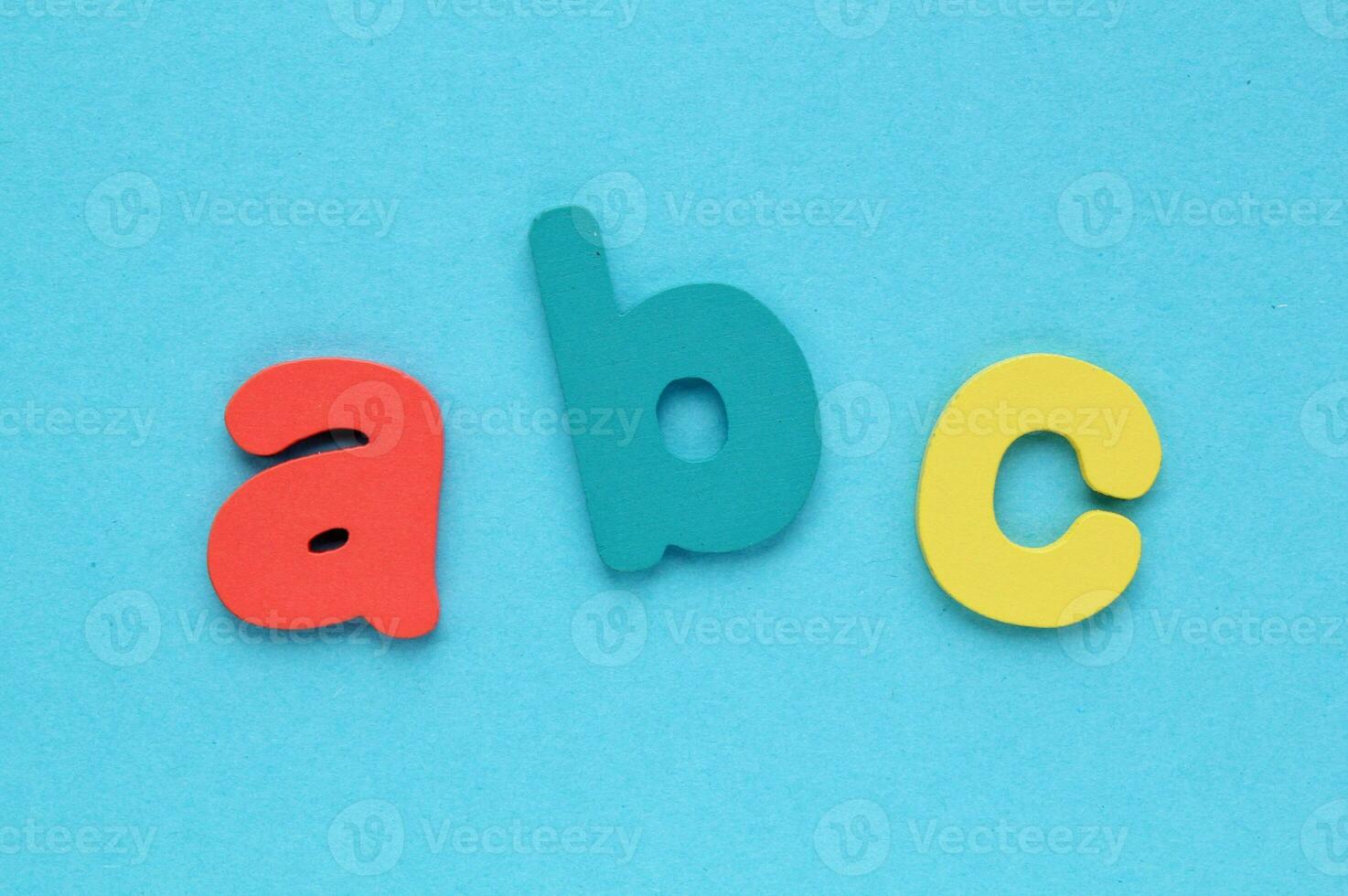 Alphabet hölzern farbig Briefe auf Blau Hintergrund. Bildung und zurück zu Schule Konzept. fremd Sprachen lernen. Kindergarten, Vorschule Lernen Banner foto