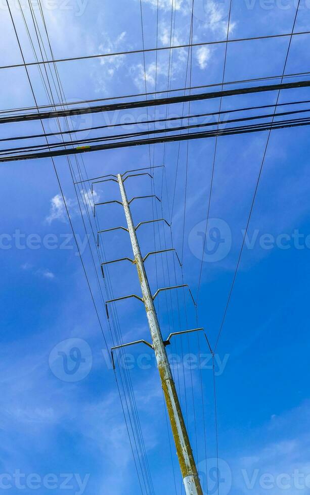 enorm riesig Leistung Pole und Kabel Blau Himmel Wolken Mexiko. foto