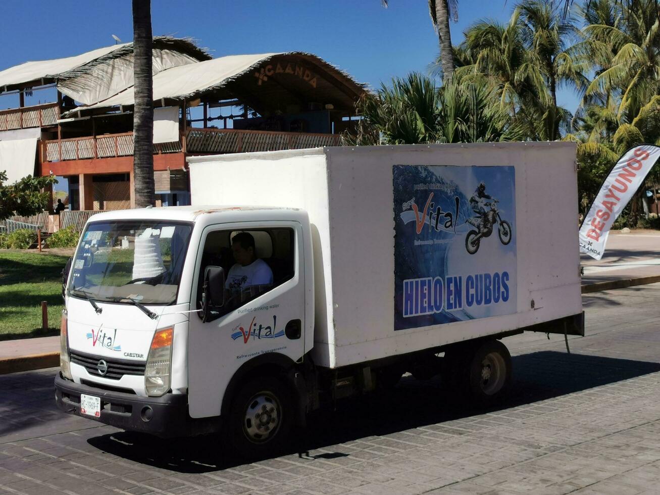 puerto escondido Oaxaca Mexiko 2023 Mexikaner LKW Lastwagen Ladung Transporter Lieferung Autos puerto escondido Mexiko. foto