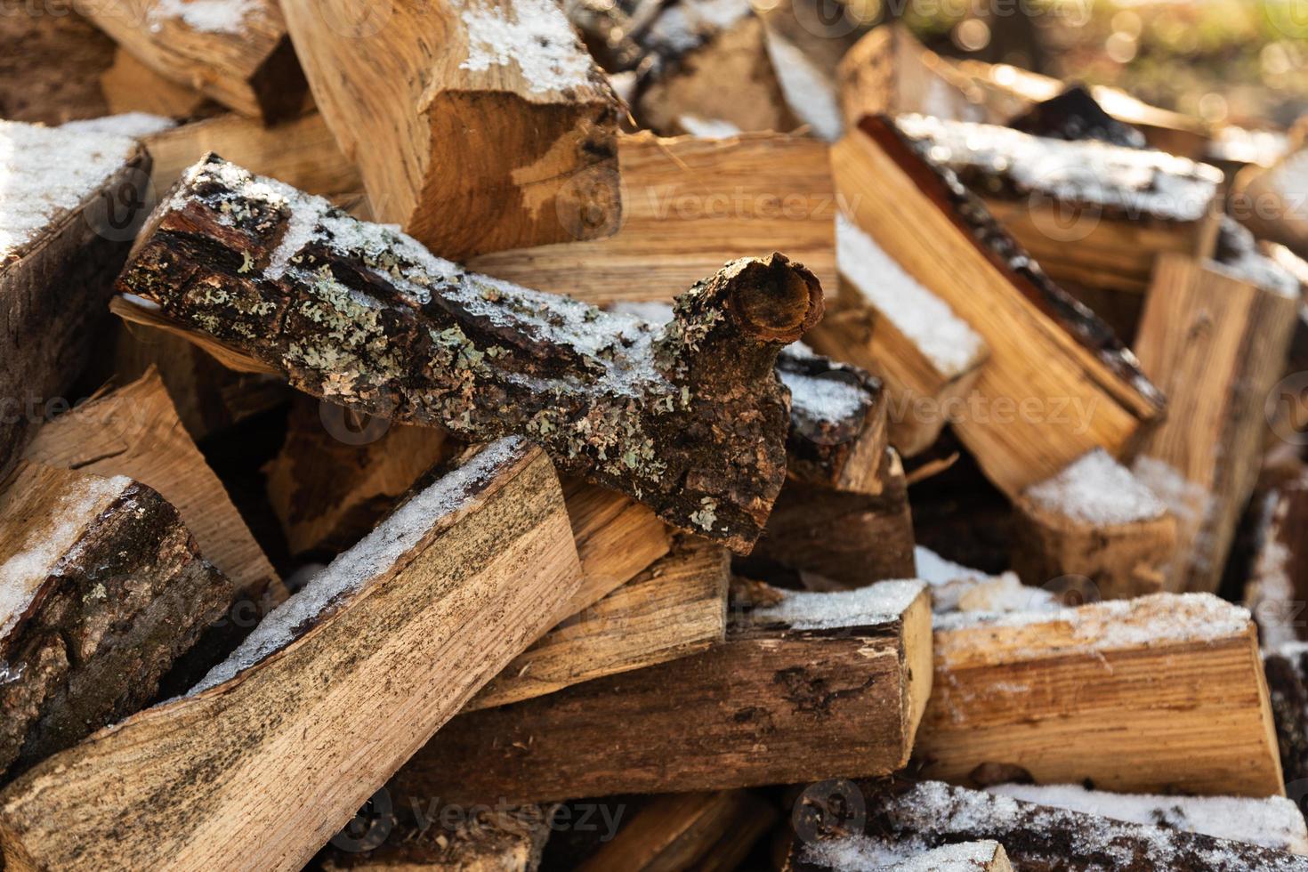 Holzstapel mit Schnee für Brennholz gestapelt foto