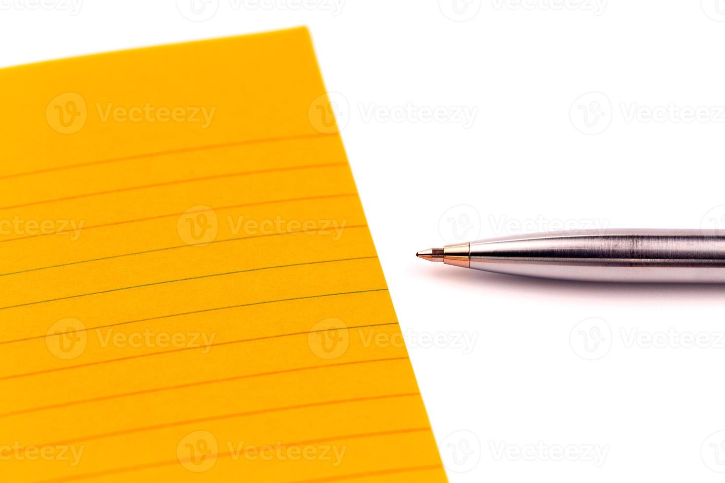 orange Blatt Papier und Stift und leerer Raum für Text foto