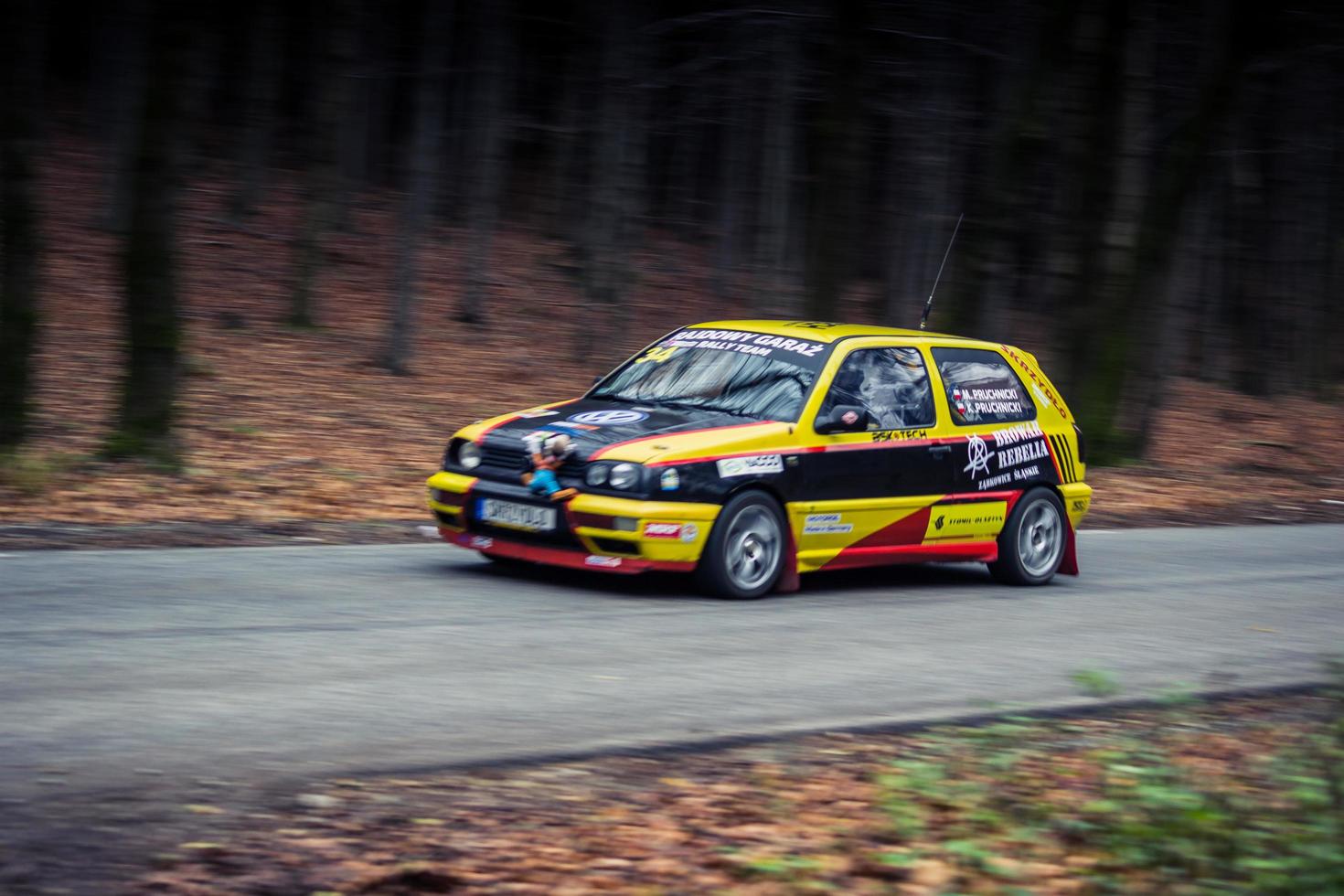 Gelb ein schwarzer Volkswagen Golf Fließheck während einer Auto-Rallye foto