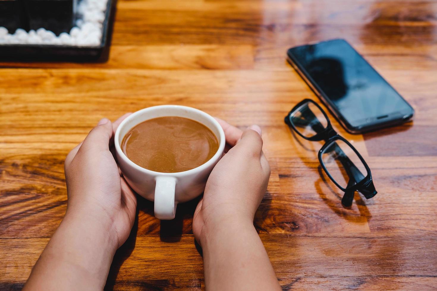 eine Tasse Kaffee auf einem Holztisch in einem Café foto