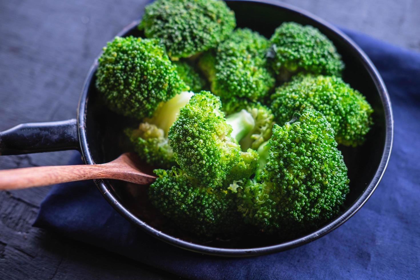 kochen Sie frisches Brokkoli-Gemüse Biolebensmittel foto