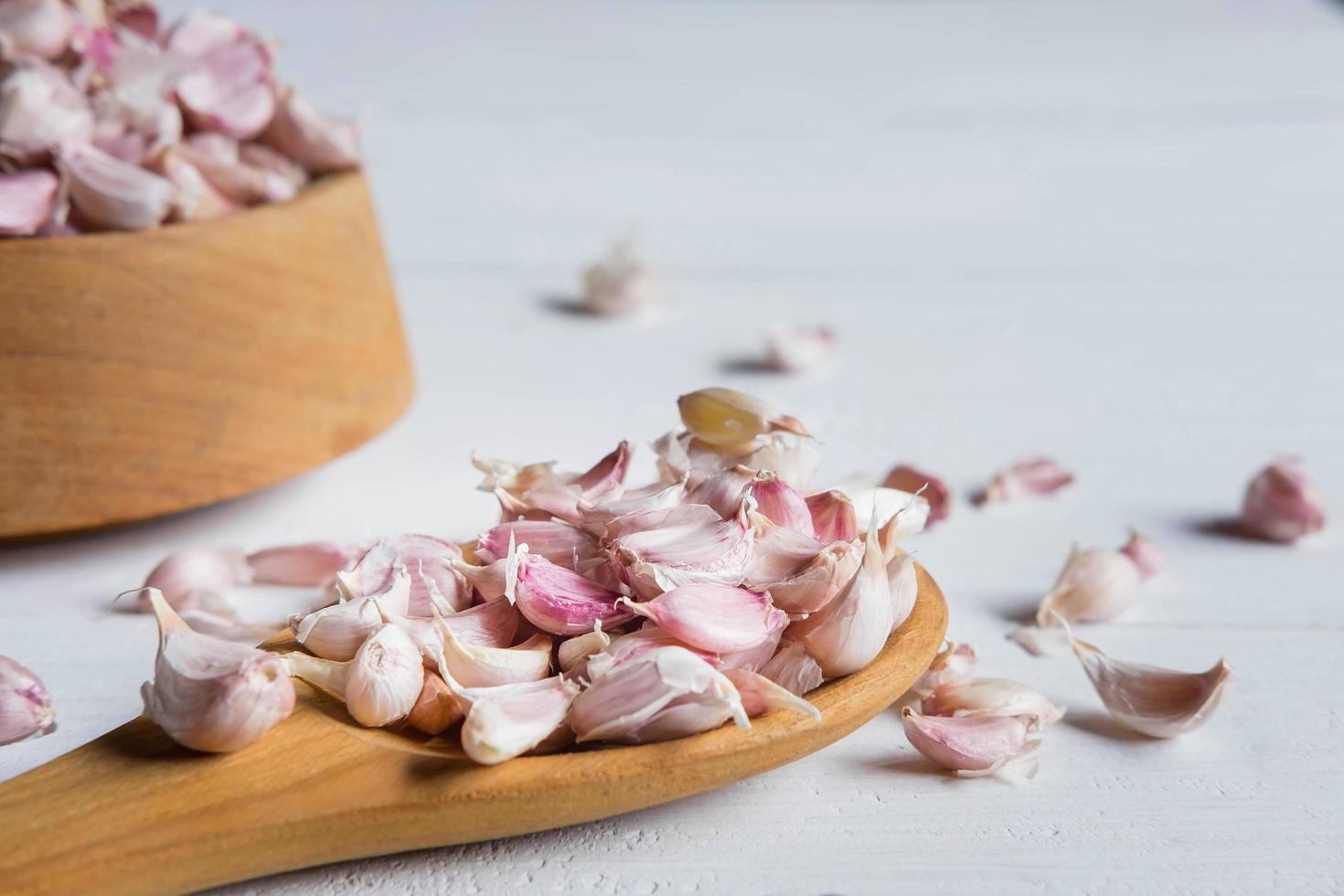 gesunde Gewürze Knoblauch auf dem Tisch foto