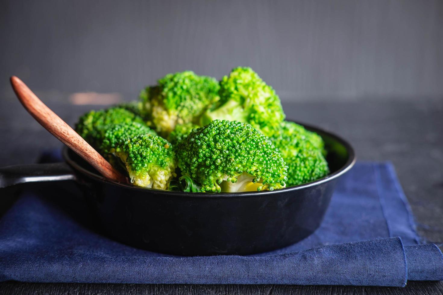 kochen Sie frisches Brokkoli-Gemüse Biolebensmittel foto