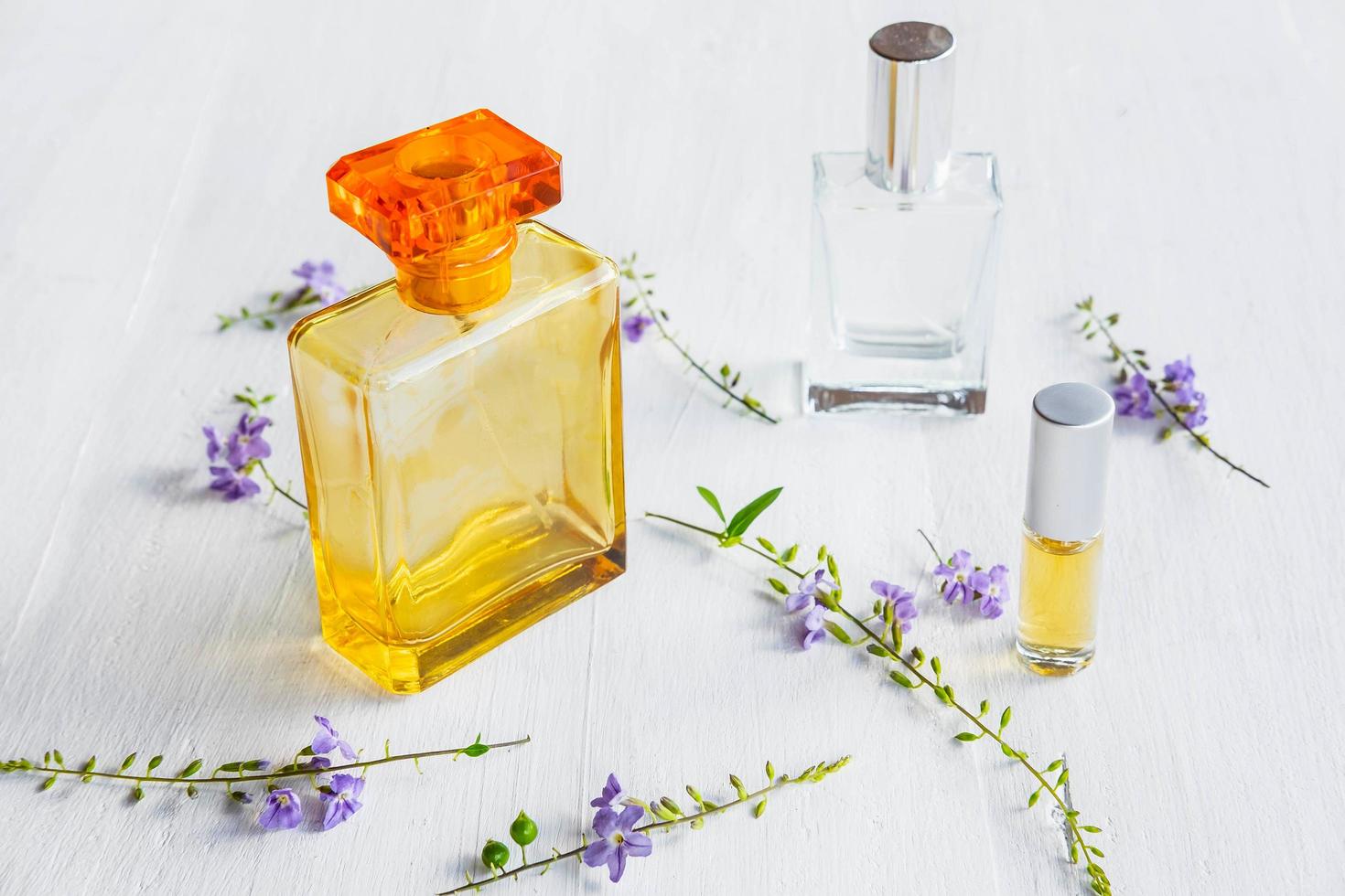 Parfums und Parfümflaschen auf einem weißen hölzernen Hintergrund foto