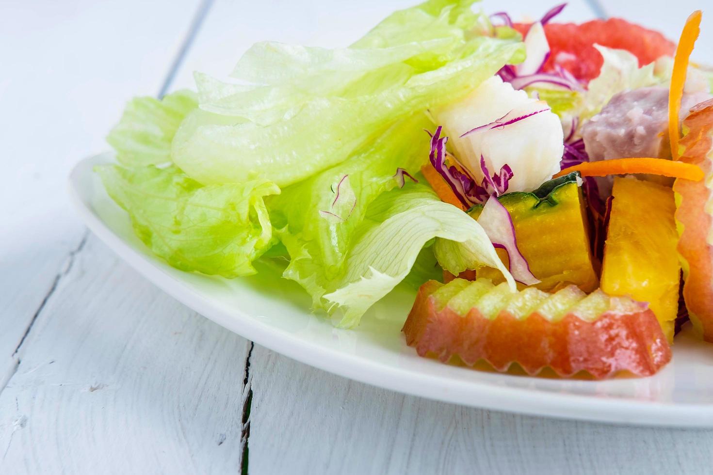 gesunder Obst- und Gemüsesalat foto