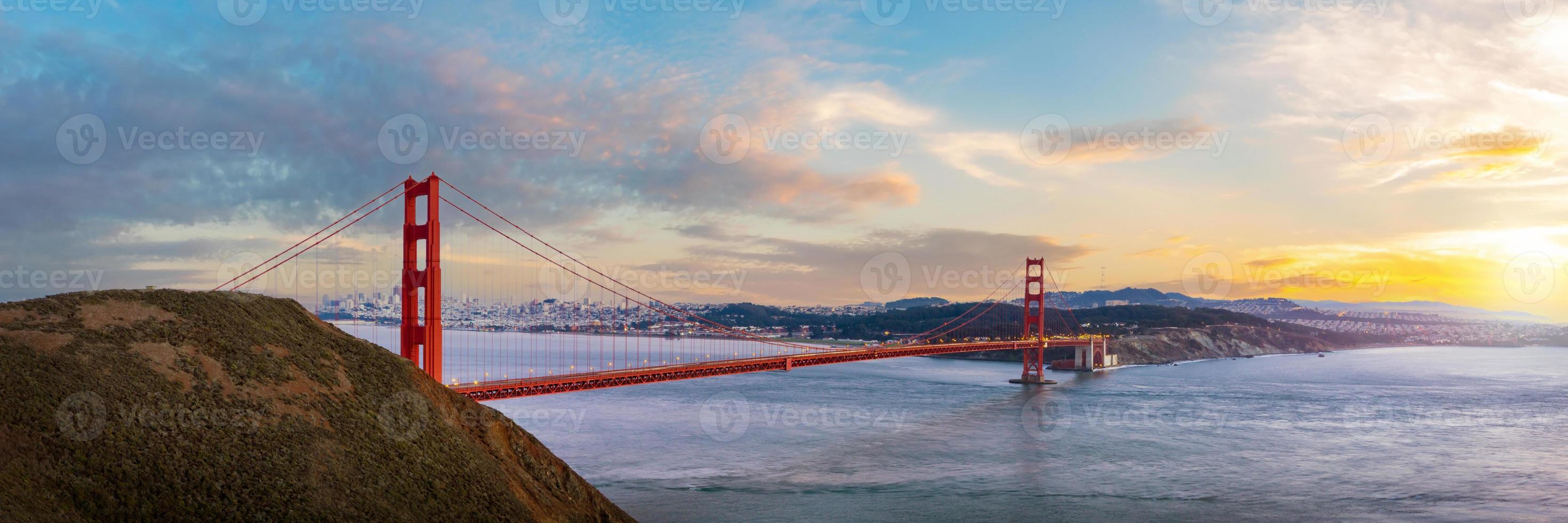 Panoramablick der Golden Gate Bridge auf Sonnenuntergangszeit foto