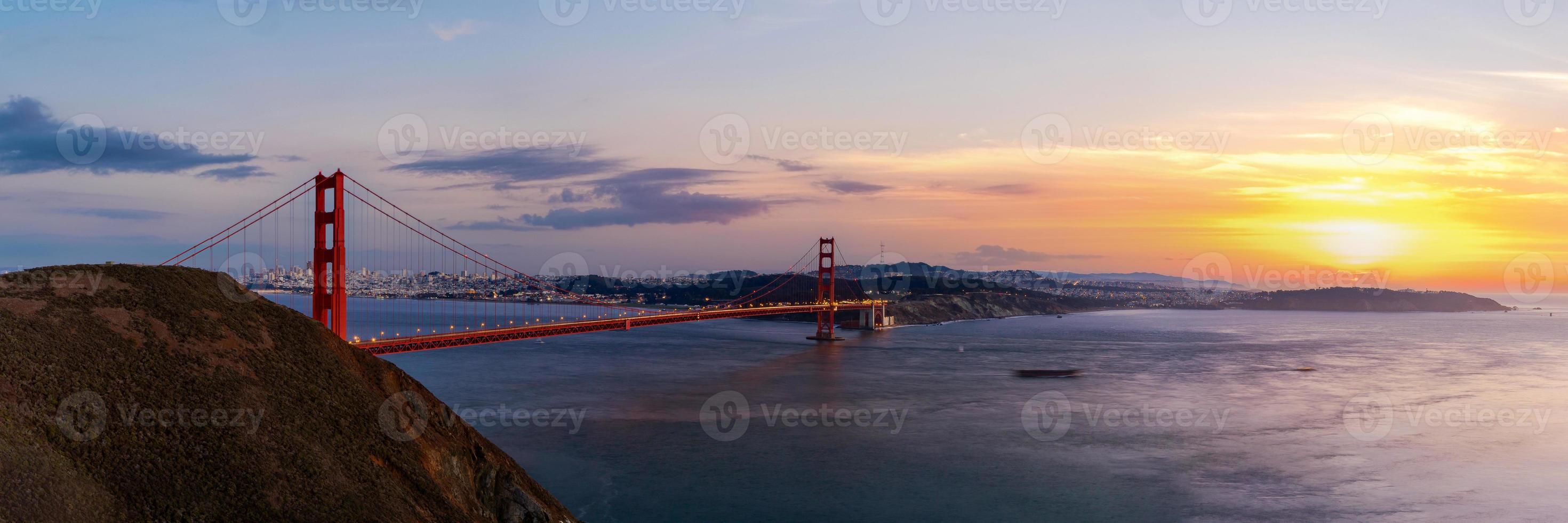 Panoramablick der Golden Gate Bridge in der Dämmerungszeit foto