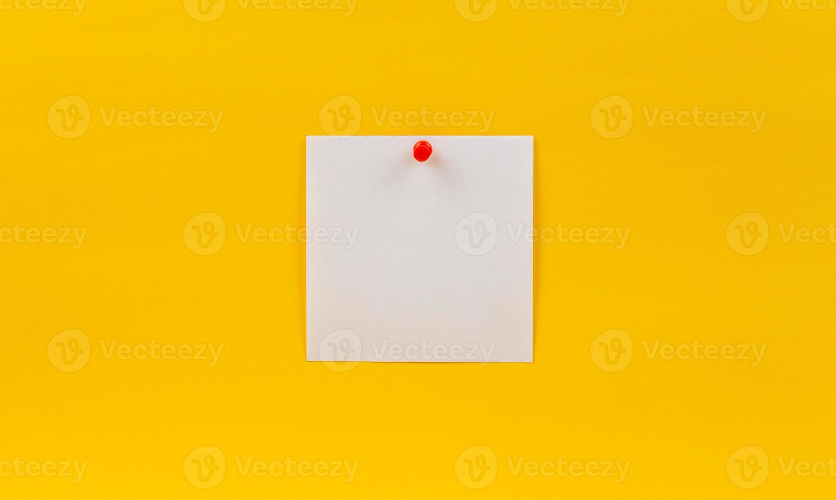 leere leere weiße Papiernotiz steckte roten Stift auf gelbem Hintergrund fest foto