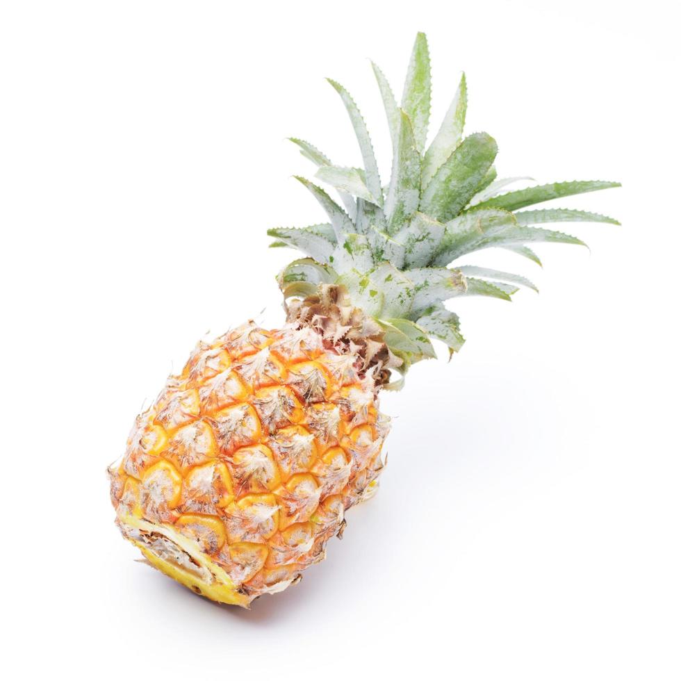 Ananasfrucht lokalisiert auf weißem Hintergrund foto