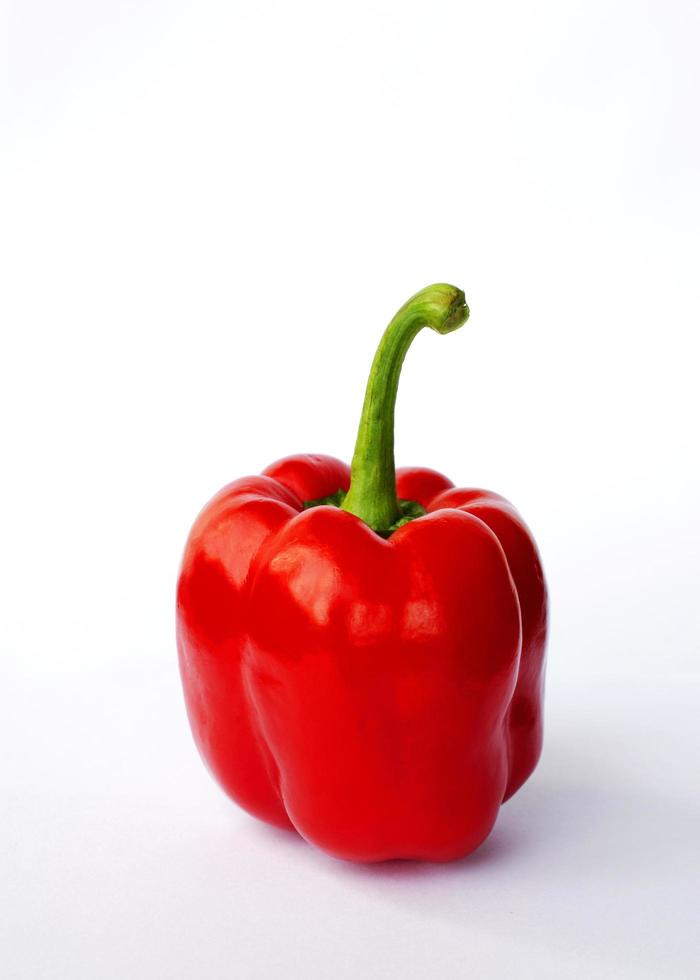 Rote Lebensmittel der roten Paprika mit Makro-Nahaufnahme lokalisiert auf weißem Hintergrund foto