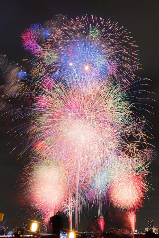 Feuerwerk über dem Himmel im Sommer foto