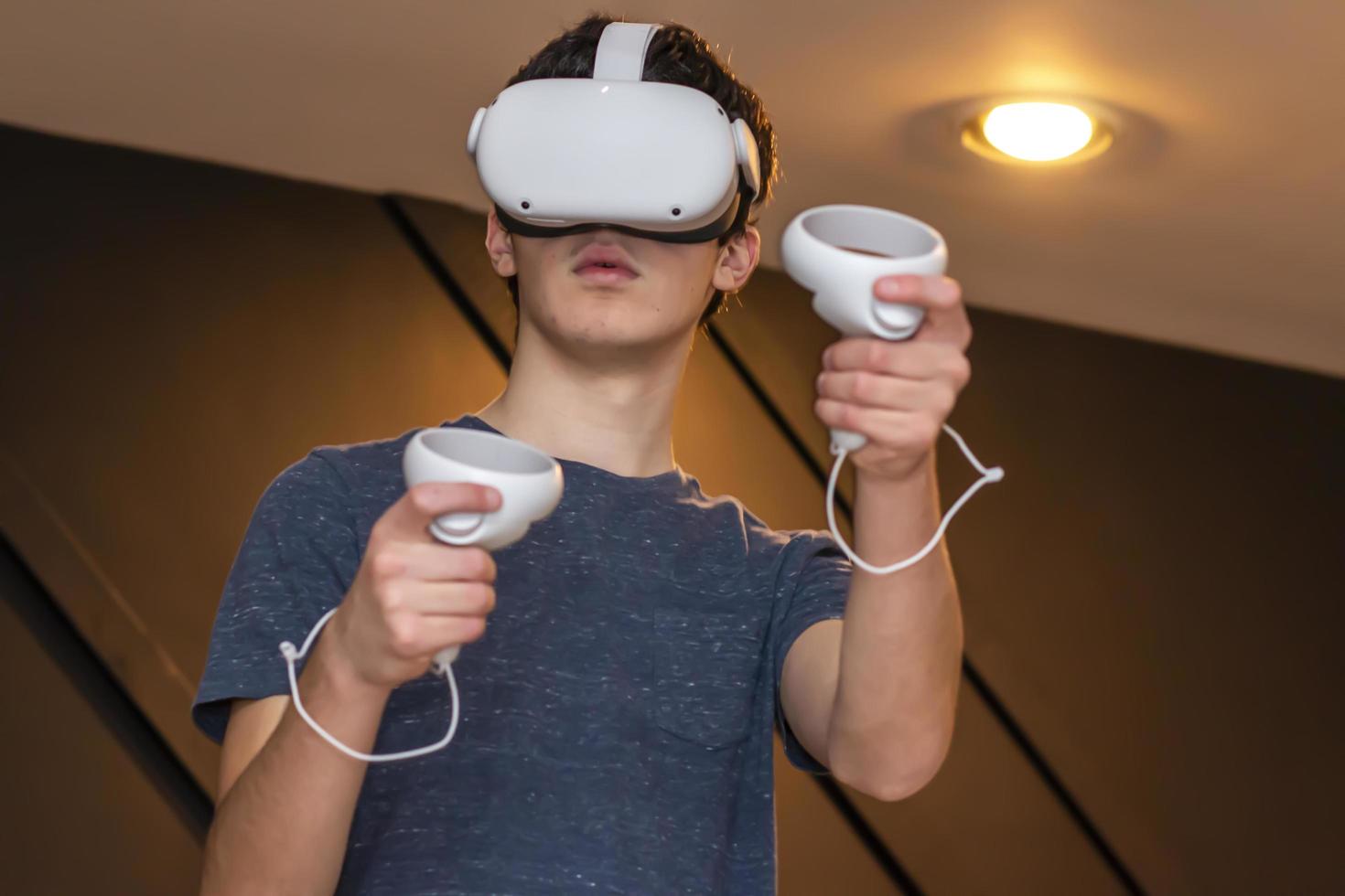 Junge spielt Virtual-Reality-Spiele mit Headset foto