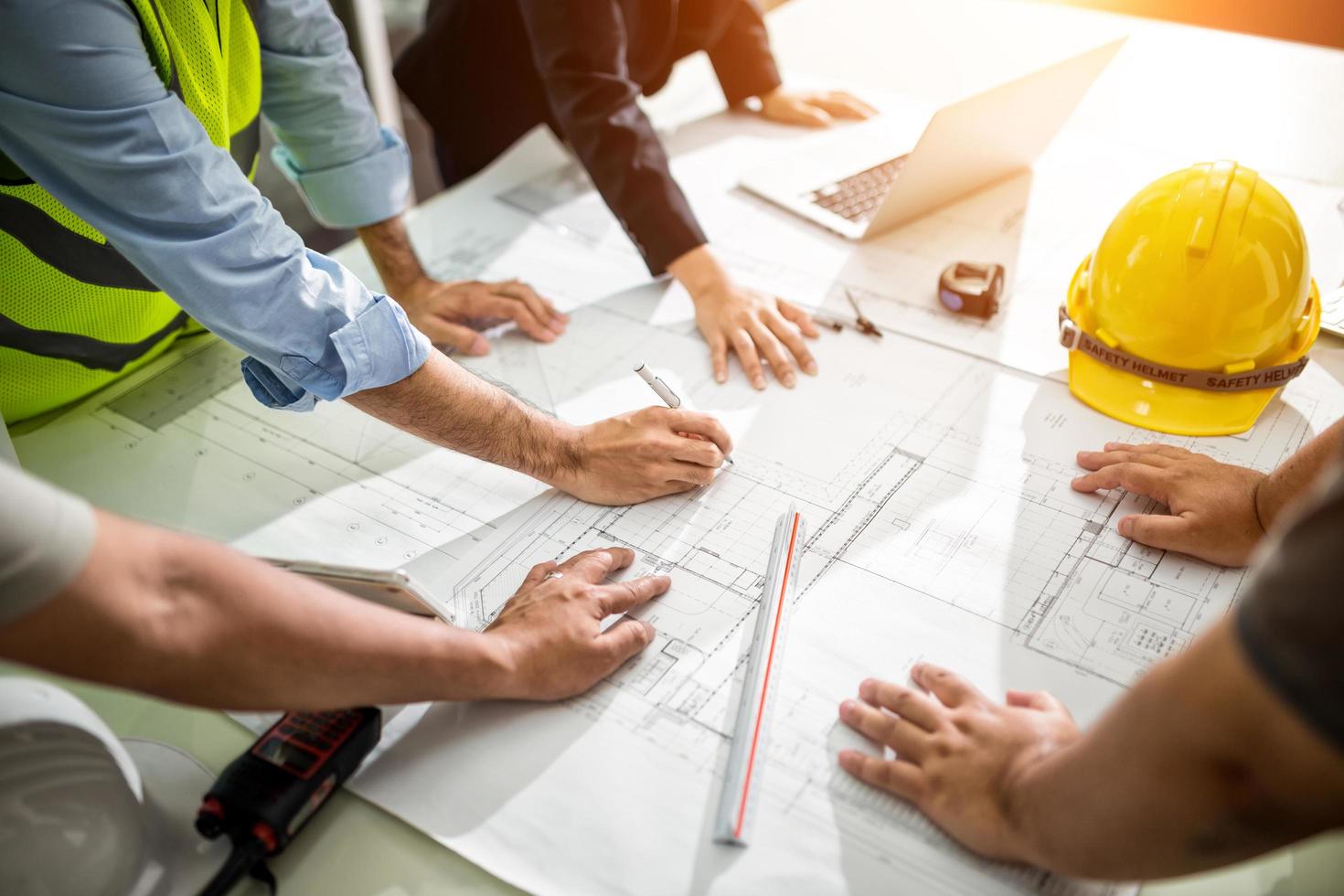 Team von Ingenieuren, die grafische Planung des Innenarchitekturprojekts zeichnen und mit talentierten Lehrern zusammenarbeiten, die Ratschläge geben, Arbeitskonzept foto