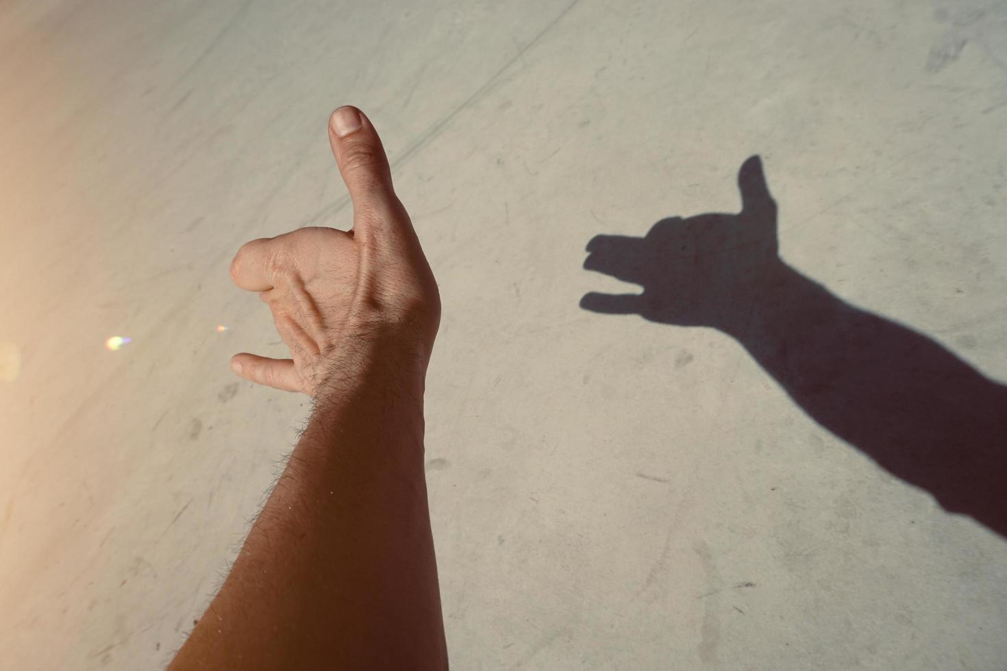 Hand gestikuliert im Schatten foto