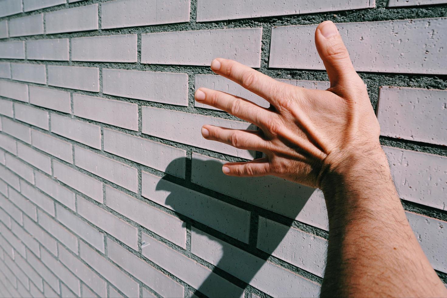 Hand gestikuliert im Schatten foto