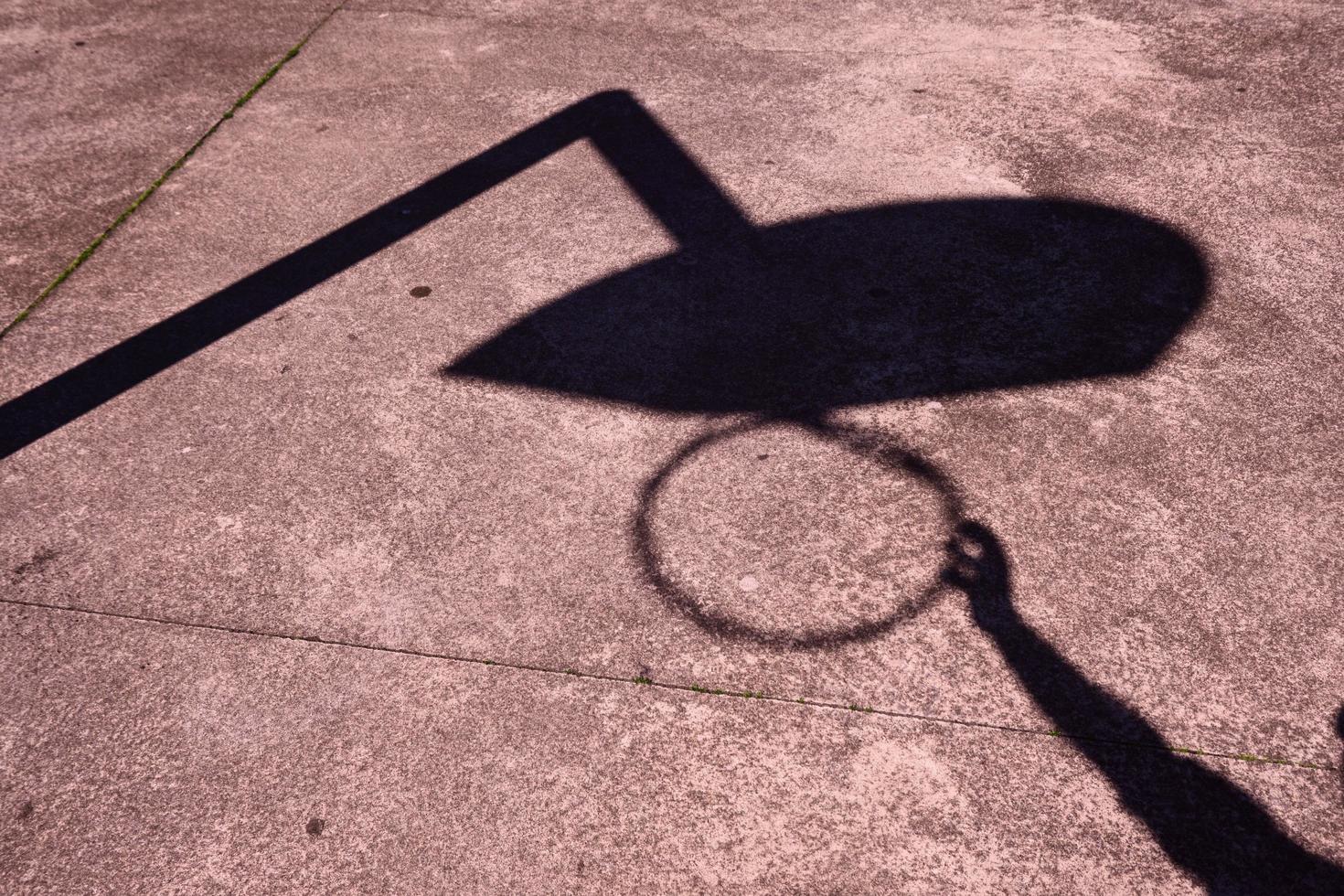 Straßenkorb Schatten auf dem Boden foto