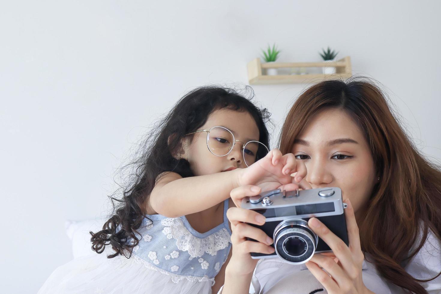 Mutter und Tochter betrachten schöne Fotos von der Kamera