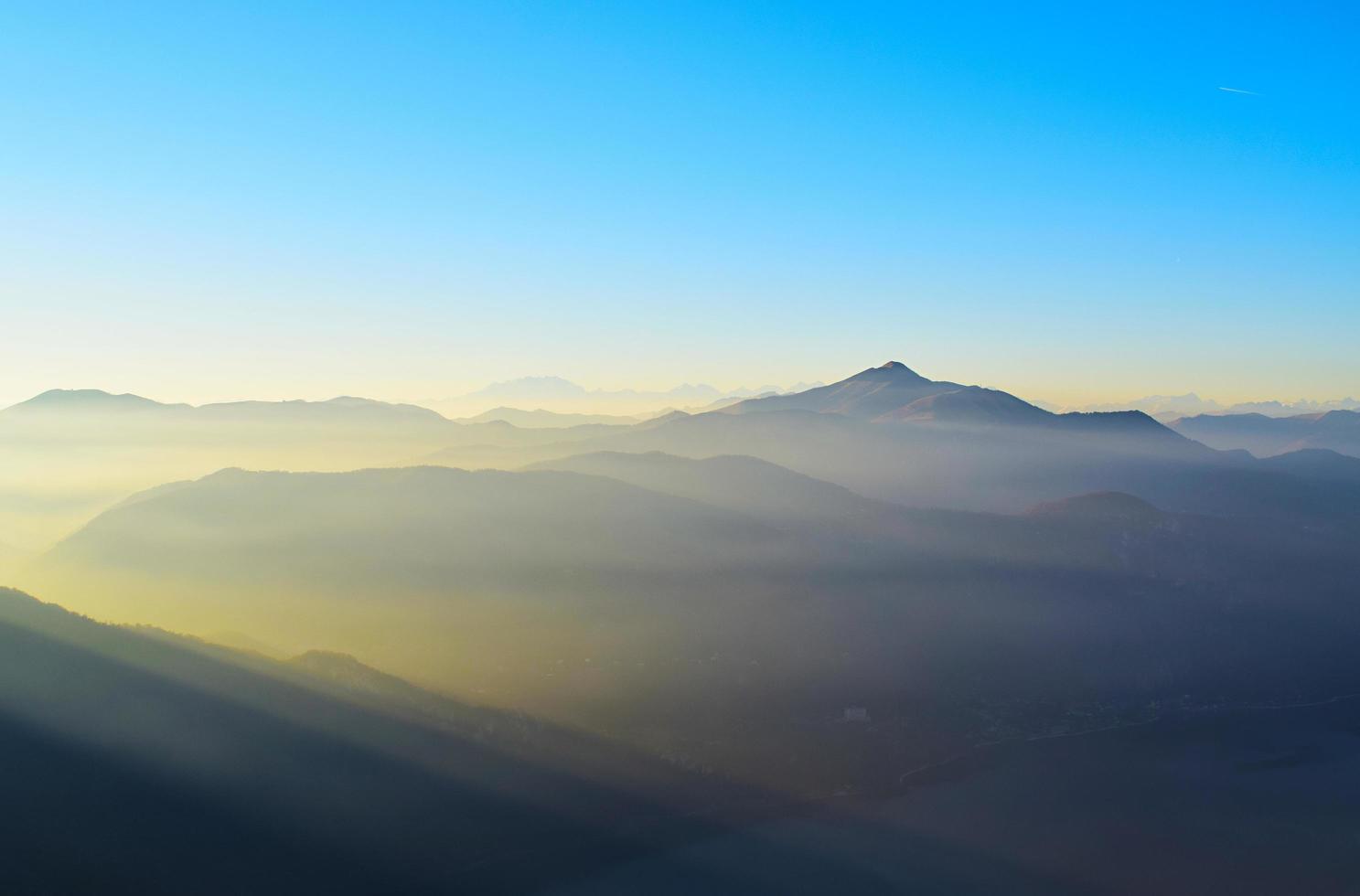 nebelbedeckte Berge foto