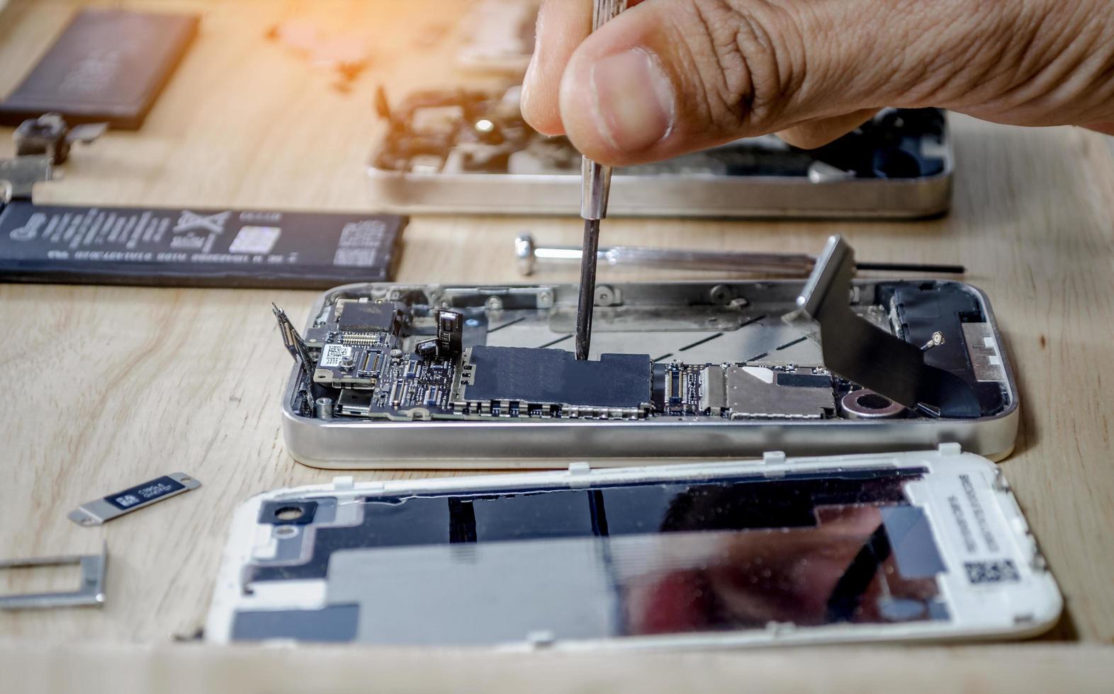 Telefon Motherboard Reparaturen in das Motherboard für Smartphone von professionellen Techniker foto