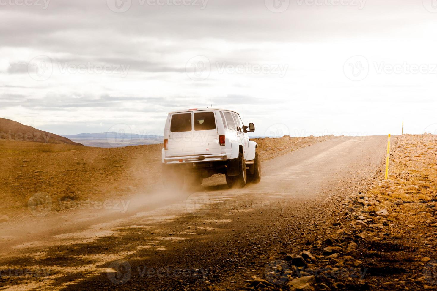 Geländewagen fährt auf dem Wüstenweg in Island foto