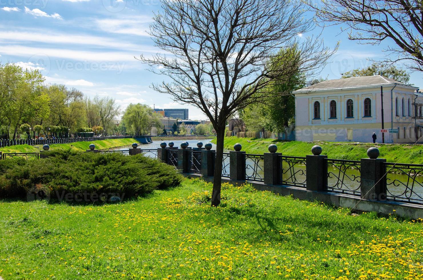 Kharkov, Ukraine, 2021 - schöne Aussicht auf den Fluss im Frühjahr foto