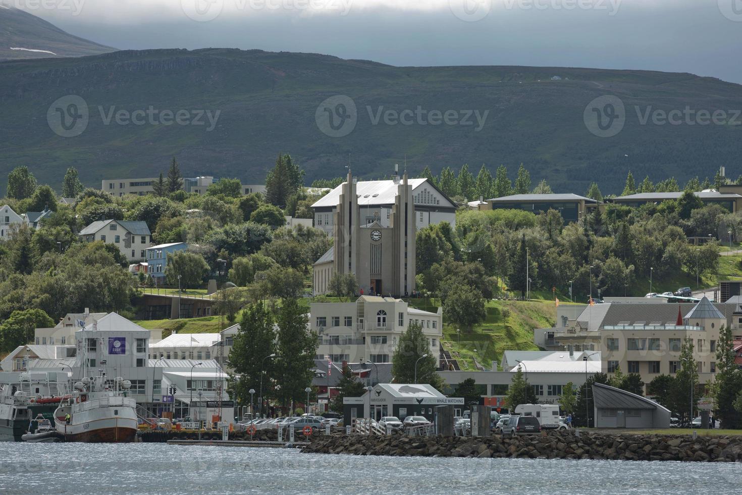 Ansicht eines Stadtzentrums und der akureyrarkirkja Kirche in akureyri in Island foto