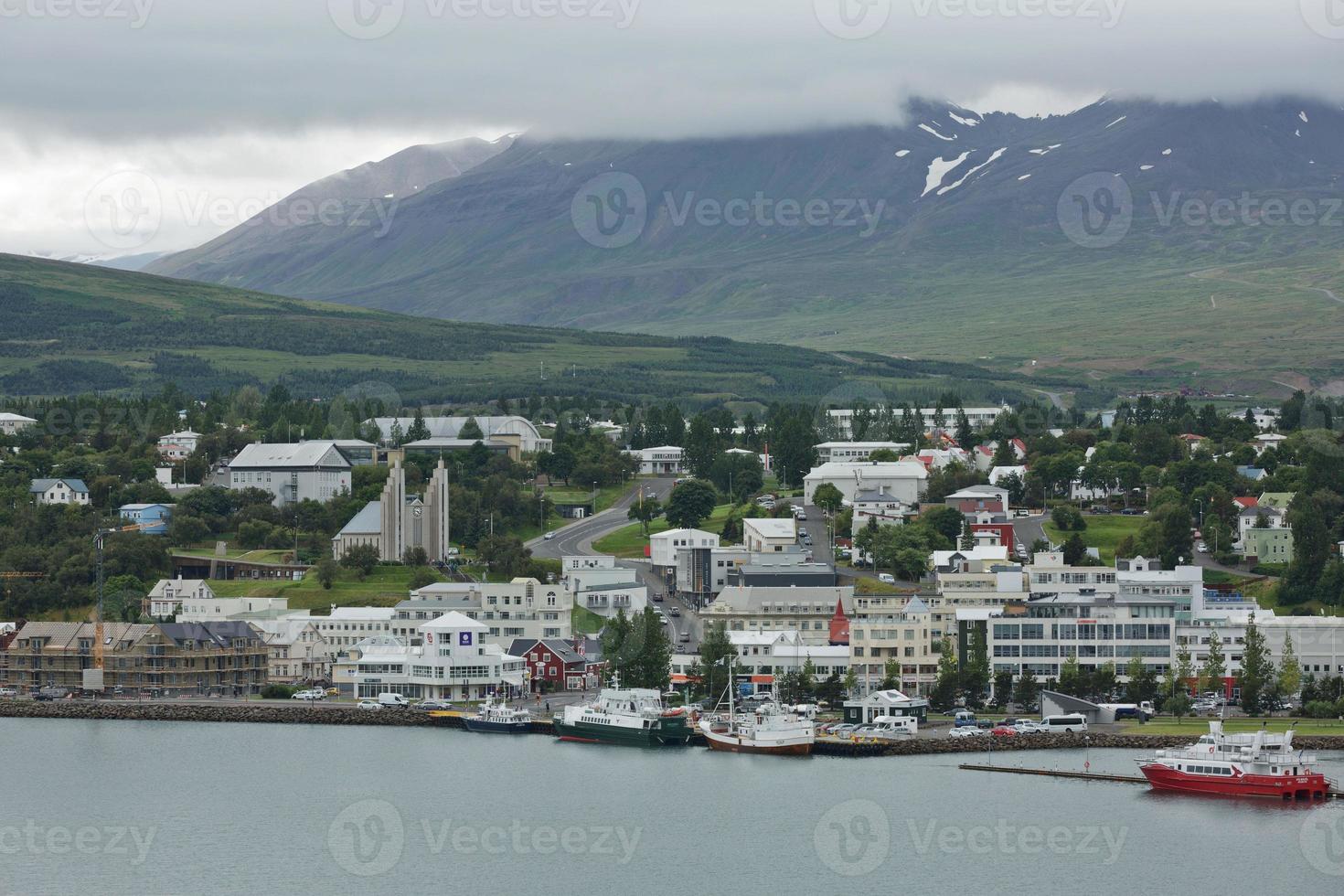 Ansicht eines Stadtzentrums und der akureyrarkirkja Kirche in akureyri in Island foto