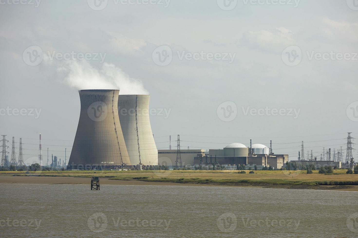 Rauch steigt aus dem industriellen Schornstein in der Energiefabrik auf foto