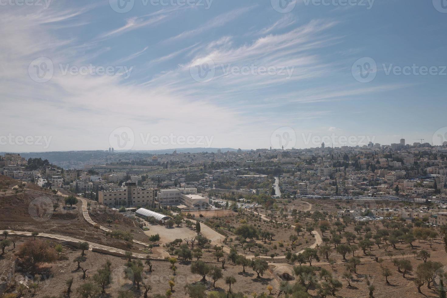 Ansicht der heiligen Stadt Jerusalem in Israel vom Ölberg foto